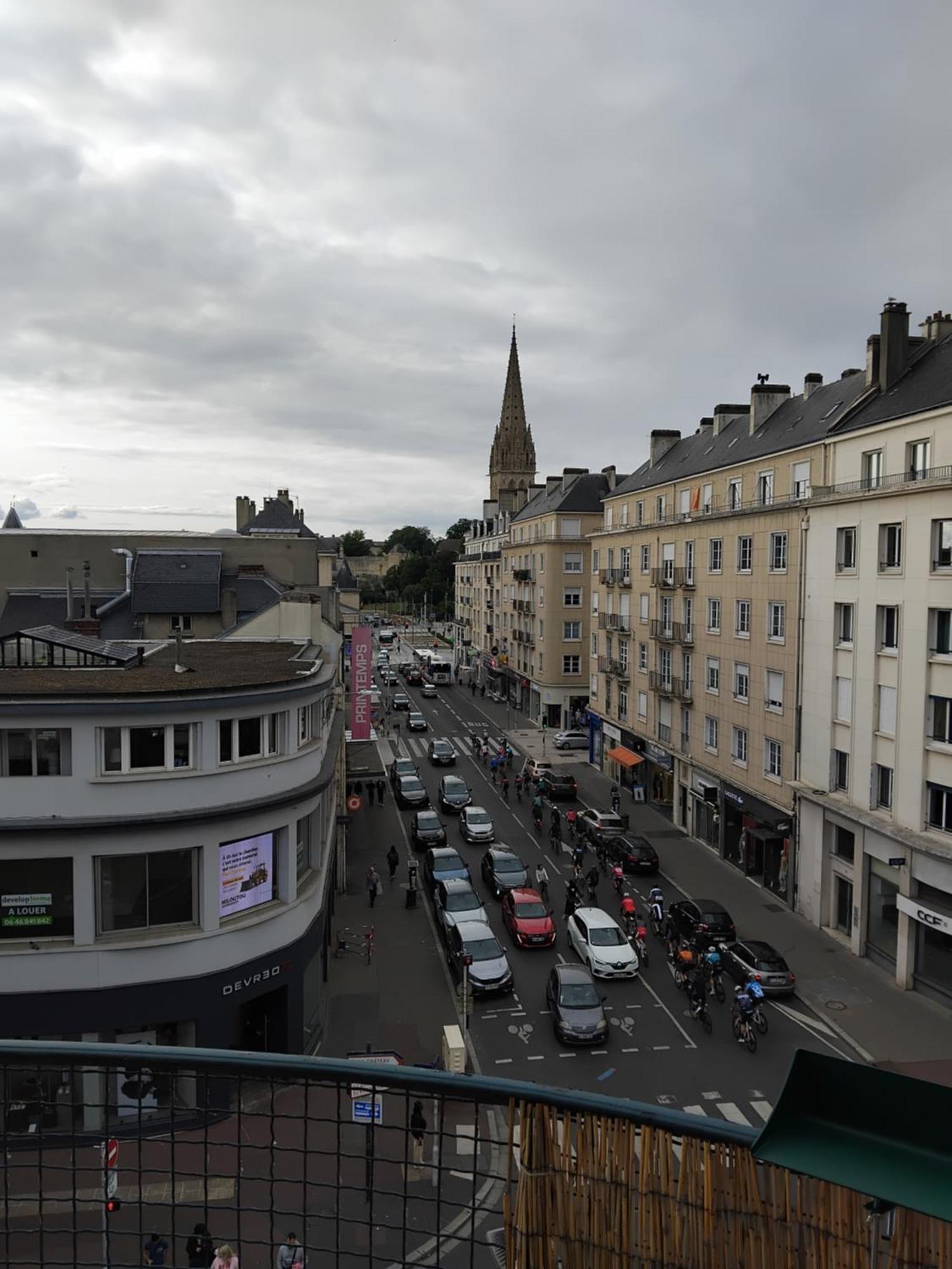Au Calme Apartment Caen Bagian luar foto